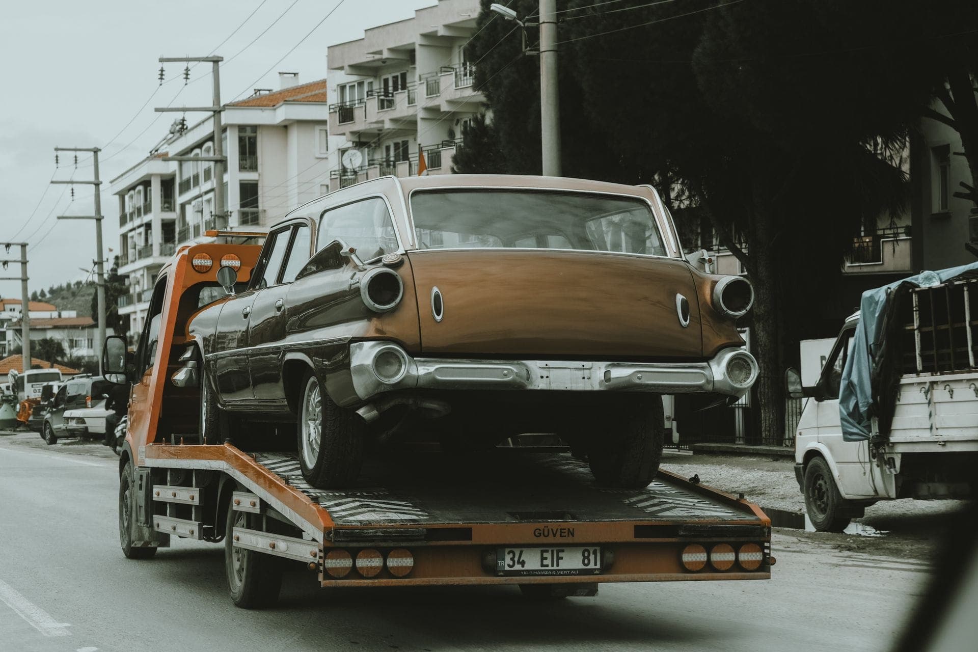 Fahrzeugüberführung Duisburg – Oldtimer auf Plateaufahrzeug