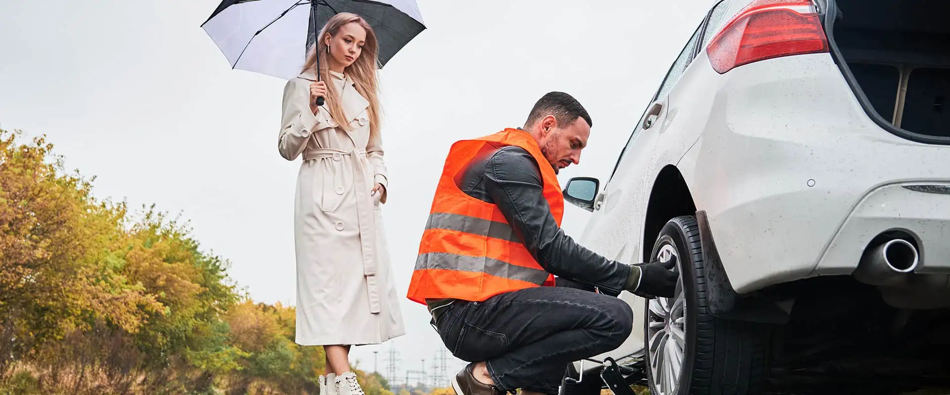 24/7 Notfallservice - Techniker mit Warnweste hilft bei Panne im Regen